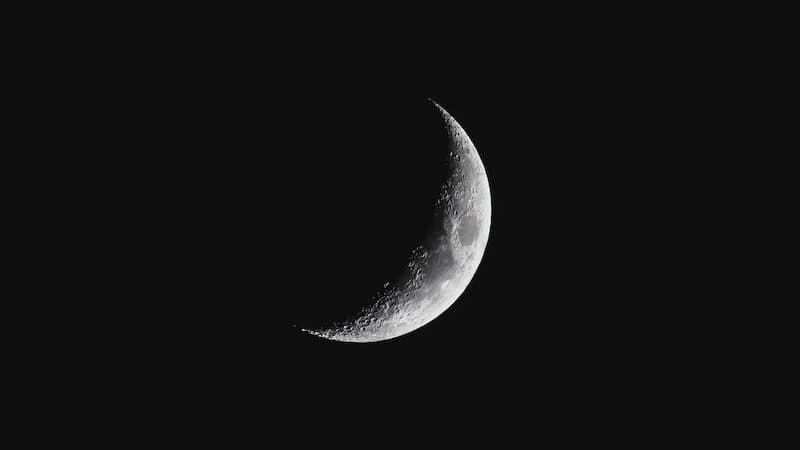 closeup photography of crescent moon